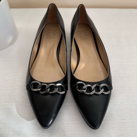 Naturalizer Bobby Black Faux Leather Chain Charm Pointy Flats Women’s 7.5M - Picture 2 of 13